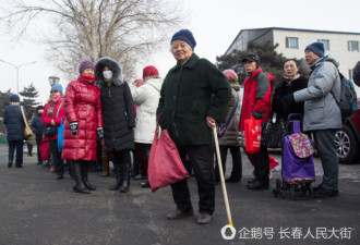 零下20度 50多名老人排队半小时 竟为买牛肉