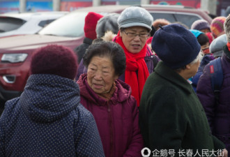 零下20度 50多名老人排队半小时 竟为买牛肉