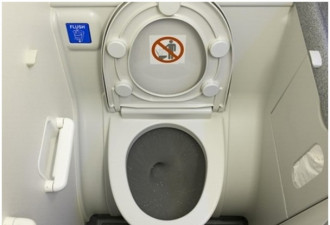美联航客机厕所渗漏 乘客惨收湿臭行李欲索赔