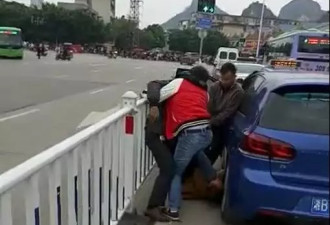 奔驰车主变道遭大众车主暴打:为啥你没素质？