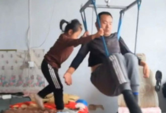 6岁中国女孩牺牲童年独自照顾瘫痪父亲