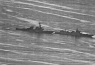 美军公布中国“兰州”舰驱逐美舰照片 高速切入