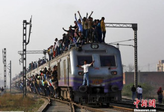 印度两名男子聘请摄影师铁轨上拍照 被列车撞死