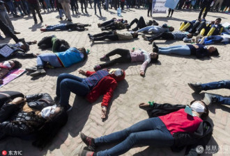 尼泊尔数百人戴口罩躺尸示威 抗议环境污染