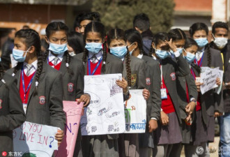 尼泊尔数百人戴口罩躺尸示威 抗议环境污染