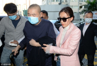 富豪刘銮雄离开医院 紧捉太太甘比的手不理媒体