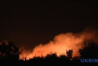 乌克兰一座军火库凌晨发生爆炸 上万人疏散