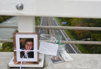 19岁青年跳桥 为何民众在桥上贴满了纸条？