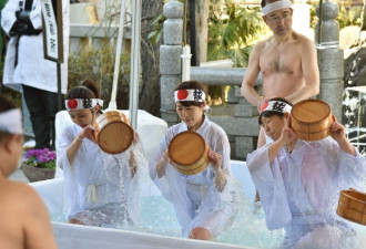 日本男女一起冰水浴 辞旧迎新祈求新年好运