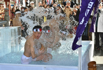 日本男女一起冰水浴 辞旧迎新祈求新年好运