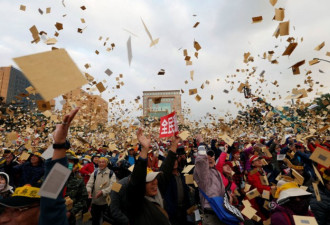 台北万人集会上街撒纸钱 抗议蔡英文退休改革