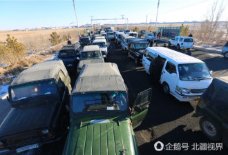 蒙古国游客赴中国爆买购物 车队绵延数里