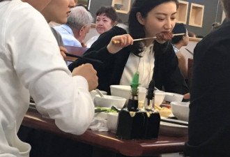 网友在悉尼饭馆偶遇景甜撸串 吃相点赞！