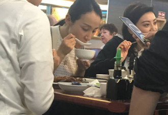 网友在悉尼饭馆偶遇景甜撸串 吃相点赞！
