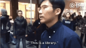 美女权主义者进大学图书馆抗议 被小哥霸气拦下