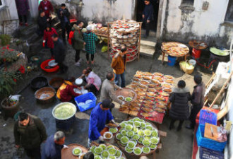 550户共吃一顿饭 村民自带板凳来“锅子宴”
