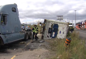 安省宾顿市410号高速公路卡车倾翻 司机受伤