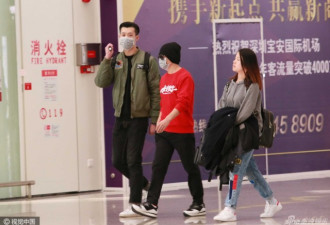 王宝强现身机场 助理举强光手电抗议被拍