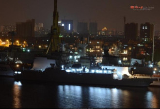 中国造船厂内各式军舰扎堆建造日夜不停