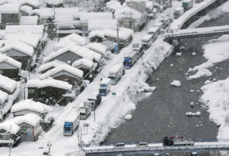 日本多地突然遭遇大雪袭击 百余车辆被困路上