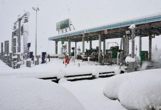 日本多地突然遭遇大雪袭击 百余车辆被困路上
