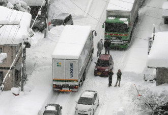 日本多地突然遭遇大雪袭击 百余车辆被困路上