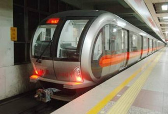 突发！北京地铁1号线八宝山站乘客坠轨