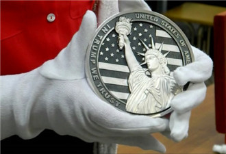 俄推出限量纪念币 印有“我们相信特朗普”