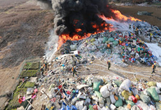 湖北:垃圾回收站失火 浓烟滚滚数公里外可见