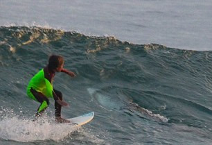 惊魂时刻:10岁男孩冲浪 与大白鲨擦肩而过