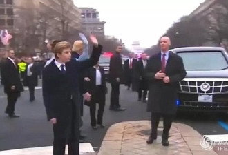 特朗普就职典礼上的贴身护卫可能是戴了假手