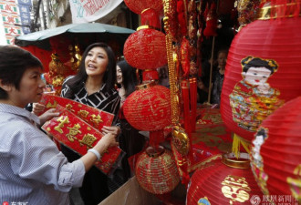 泰国前总理英拉逛唐人街买年货 迎接春节