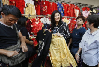 泰国前总理英拉逛唐人街买年货 迎接春节
