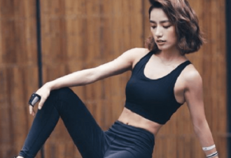 街拍：紧身打底裤美女富有活力 好曲线漏出来！