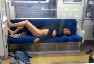抓拍日本白领酒后囧态:街头醉卧、地铁脱裤