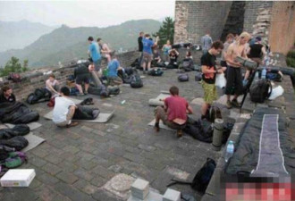 老外在中国旅游，竟然直接在长城上做羞耻的事