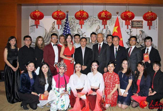 中国12位驻外大使通过《人民日报》集体拜年