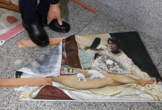 韩国会展览朴槿惠裸体画 被20名支持者撕毁