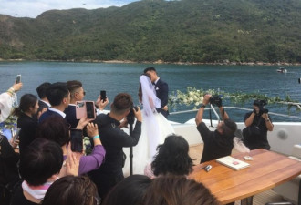 41岁TVB视帝陈展鹏结婚 与小13岁娇妻海上热吻