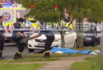 西悉尼小哥在街上步行 突然被女友砍死