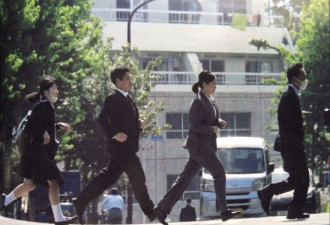 日本未来女天皇上学迟到 领着众保镖一起狂奔