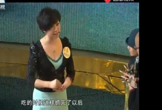杨丽萍吃手抓饭因长指甲无从下手,她的反应亮了