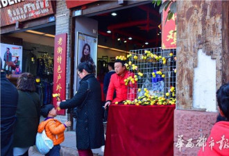 鸡年流行头戴&quot;小鸡&quot; 发夹老板: 一天轻松卖千元