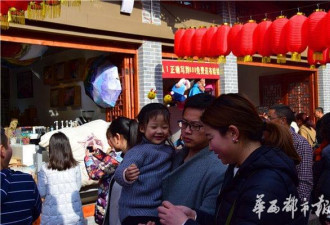 鸡年流行头戴&quot;小鸡&quot; 发夹老板: 一天轻松卖千元