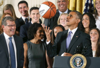 篮球总统奥巴马:被肘伤缝12针 与乔丹“互喷”