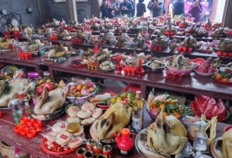 深圳大万村祭祖 祭品摆满祠堂 场面壮观