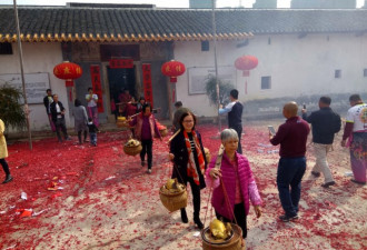 深圳大万村祭祖 祭品摆满祠堂 场面壮观