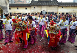 深圳大万村祭祖 祭品摆满祠堂 场面壮观