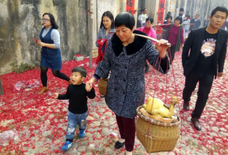 深圳大万村祭祖 祭品摆满祠堂 场面壮观