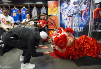 林书豪现身纽约NBA旗舰店 与球迷欢度新春